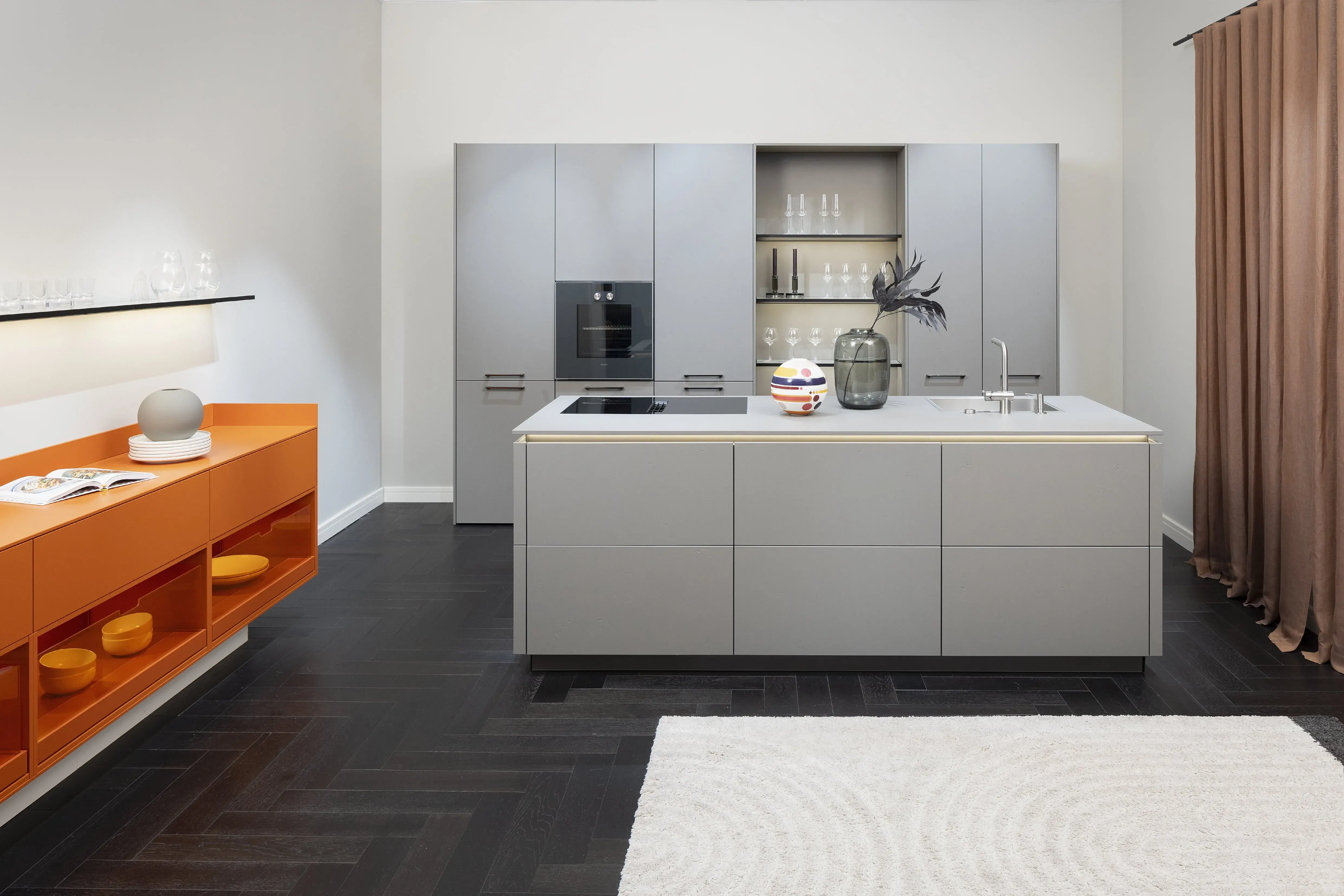 HÄCKER Systemat Betonküche mit Statement-Sideboard in orange